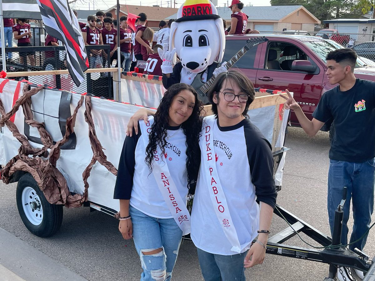 YsletaFire's tweet image. 🚨HOCO Twins Day, why not. Fire Tech Chief Rodriguez 🧑‍🚒aka Duchess of Fire and Duke Pablo.  @AnissaRod20 @ysleta_softball @YsletaHS #FireTechRules @YHSStuCo