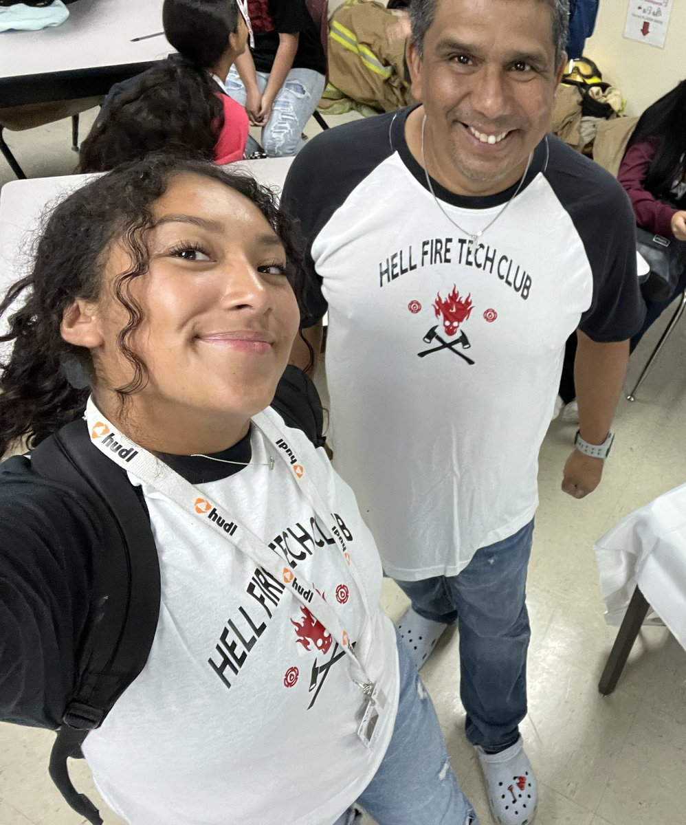 YsletaFire's tweet image. 🚨HOCO Twins Day, why not. Fire Tech Chief Rodriguez 🧑‍🚒aka Duchess of Fire and Duke Pablo.  @AnissaRod20 @ysleta_softball @YsletaHS #FireTechRules @YHSStuCo