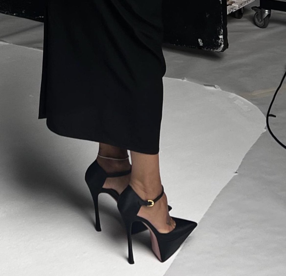 badestoutfit's tweet photo. amina muaddi black heels https://t.co/4p37gTaWSN