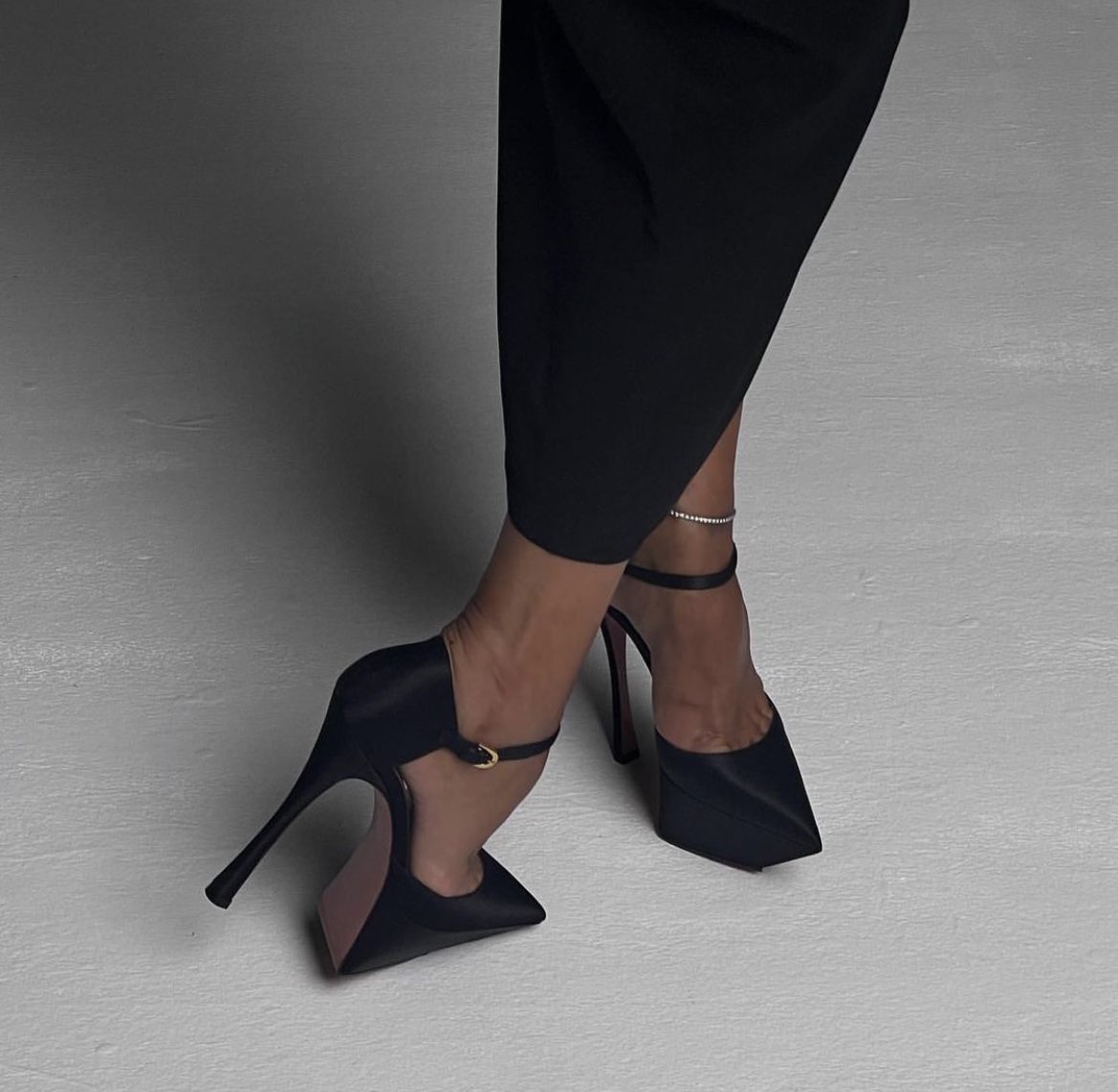 badestoutfit's tweet photo. amina muaddi black heels https://t.co/4p37gTaWSN