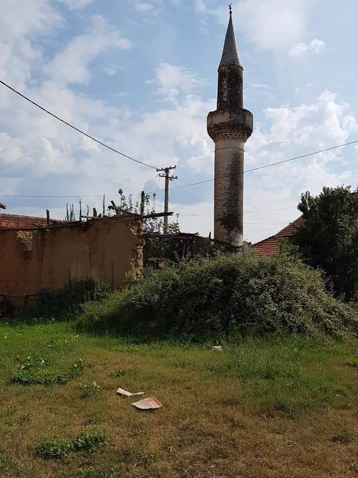 gokhnkaratas_73's tweet photo. Gözden uzak olan gönülden'de ırak olurmuş..
#Makedonya #Ustrumca'da Bosilovo Belediyesine bağlı Radovo köyünden üç asırlık ecdat yadigarınin hali.. https://t.co/vqCspggo24