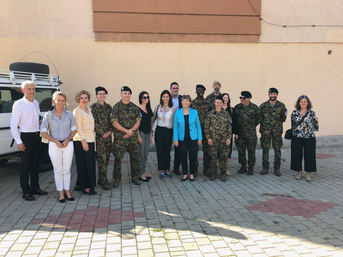 Violapamherd's tweet photo. Schöne Begegnungen mit 🇨🇭er Armeeangehörigen in Kosovo + Bosnien Herzegowina, die geschätzte Beiträge zur militärischen Friedensförderung leisten ☺️@vbs_ddps #KFOR #SWISSINT #EUFORAlthea https://t.co/KE8z7gVHfA