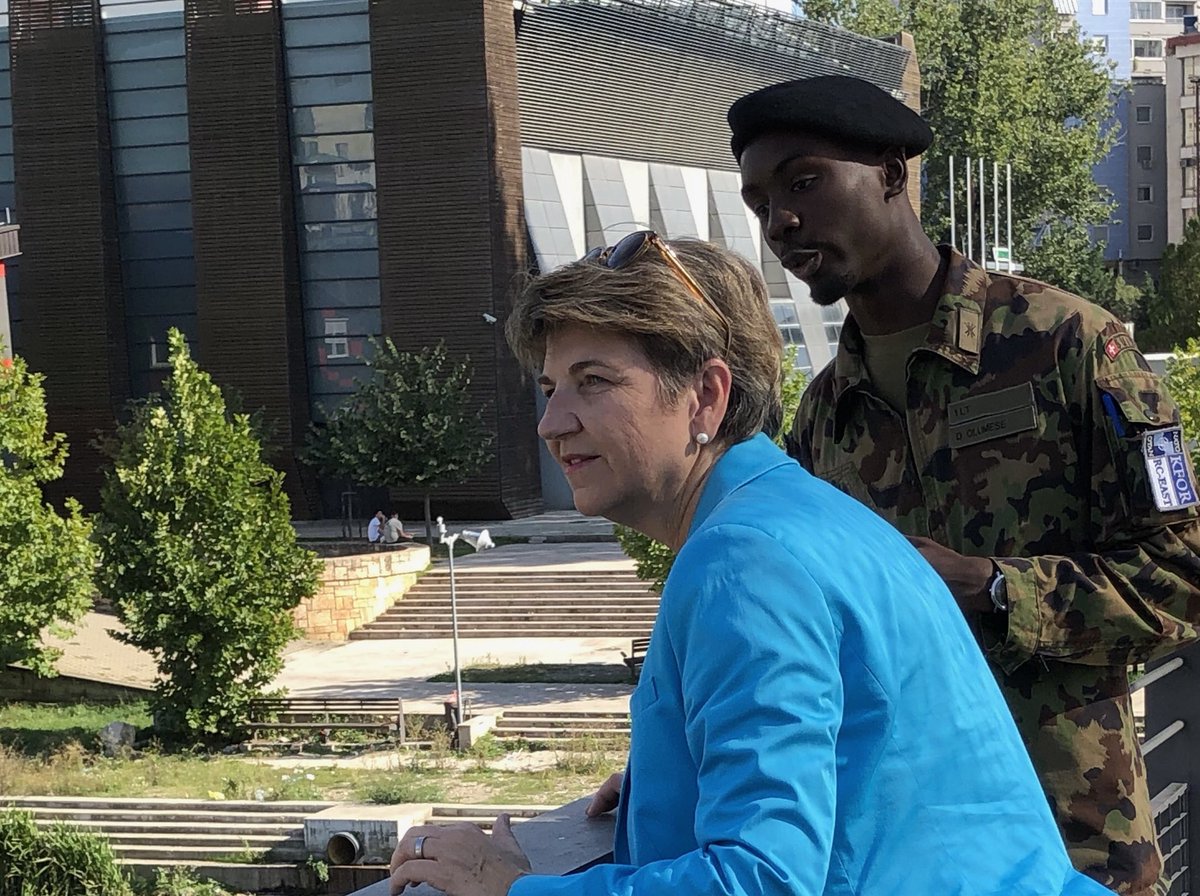 Violapamherd's tweet photo. Schöne Begegnungen mit 🇨🇭er Armeeangehörigen in Kosovo + Bosnien Herzegowina, die geschätzte Beiträge zur militärischen Friedensförderung leisten ☺️@vbs_ddps #KFOR #SWISSINT #EUFORAlthea https://t.co/KE8z7gVHfA