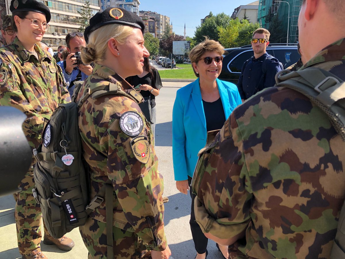 Violapamherd's tweet photo. Schöne Begegnungen mit 🇨🇭er Armeeangehörigen in Kosovo + Bosnien Herzegowina, die geschätzte Beiträge zur militärischen Friedensförderung leisten ☺️@vbs_ddps #KFOR #SWISSINT #EUFORAlthea https://t.co/KE8z7gVHfA