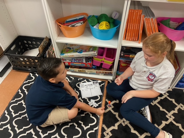 AAOTAS's tweet photo. Second grade using Rally Coach to review their phonics for the week. @KaganOnline #kagancooperativelearning #kaganmodelschool #rallycoach https://t.co/aI0qSKtmic