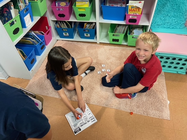 AAOTAS's tweet photo. Second grade using Rally Coach to review their phonics for the week. @KaganOnline #kagancooperativelearning #kaganmodelschool #rallycoach https://t.co/aI0qSKtmic