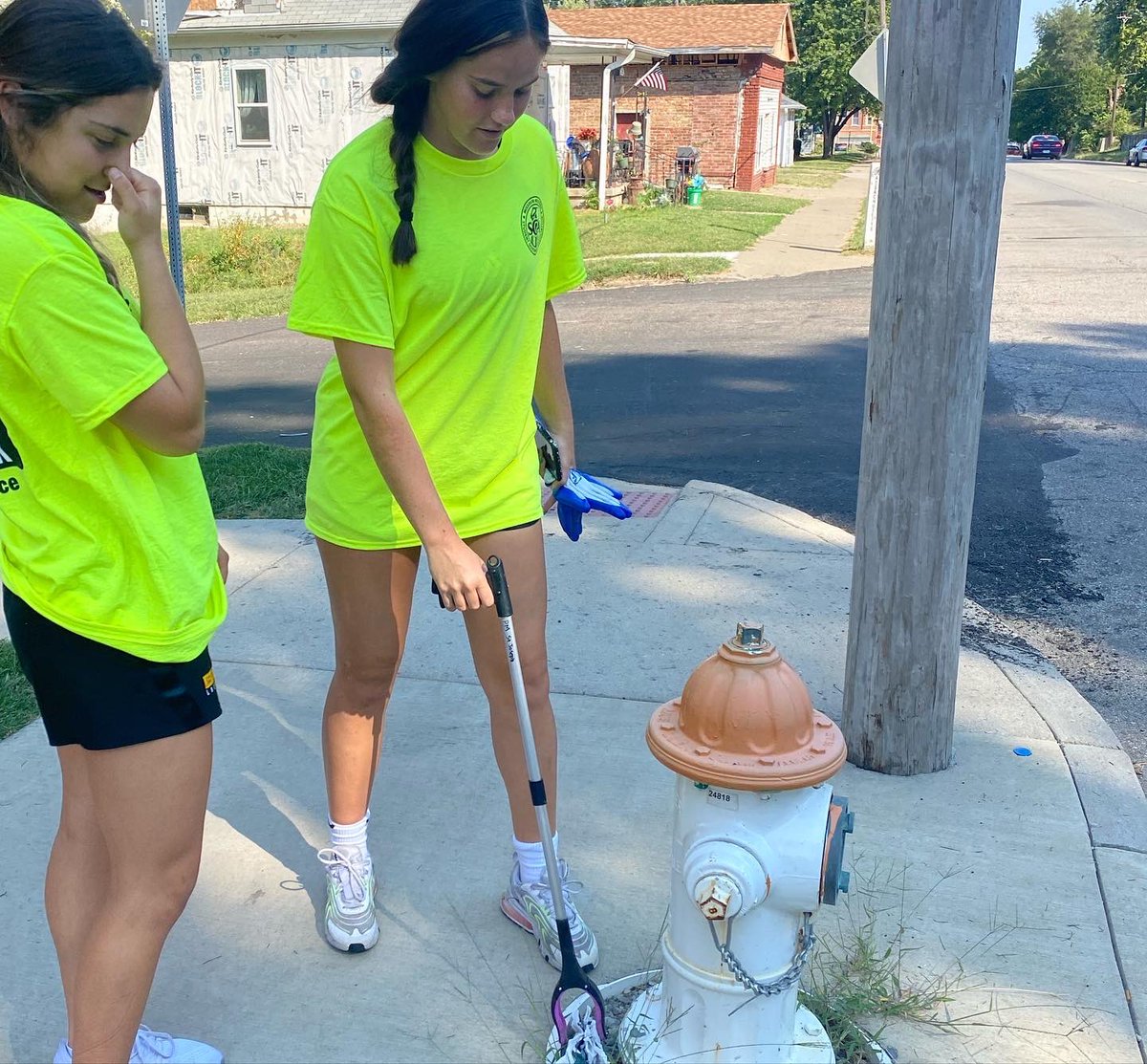 GriffonLax's tweet photo. Putting our Hard Hat Principles to work in the surrounding community and leaving this part of town better than we found it! #GriffsGiveBack https://t.co/7duEYzzLM0