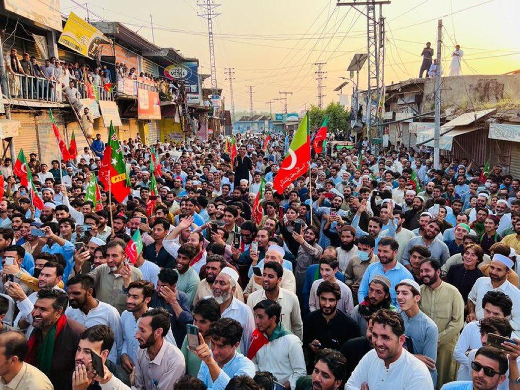 عوام جس کو وزیراعظم دیکھنا چاہتی ہے. اس پہ فرد جرم عائد کر رہے ہیں. اور جس پر فرد جرم عائد ہونا تھی اس کو وزیراعظم بنا دیا ہے. عوام کو مائنس 1 منظور نہیں۔
#MinusOneNaManzoor