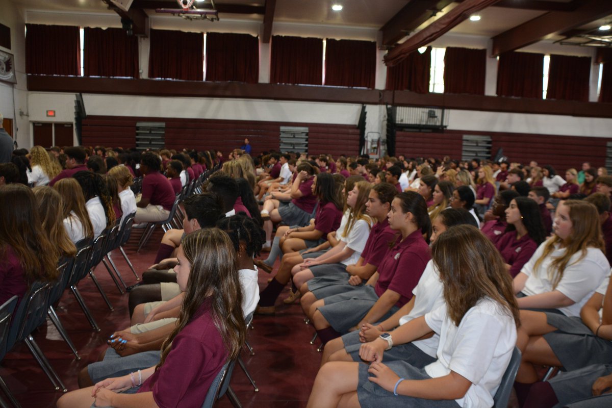 AMHSOfficial's tweet photo. Today the AM fAMily celebrated the Mass of the Holy Spirit led by Msgr. Nevin, a 1965 graduate of AM. #BuiltonFaith #BoundforExcellence https://t.co/tVU8Q3aewI