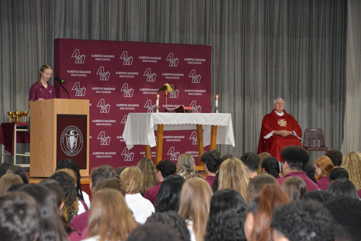 AMHSOfficial's tweet photo. Today the AM fAMily celebrated the Mass of the Holy Spirit led by Msgr. Nevin, a 1965 graduate of AM. #BuiltonFaith #BoundforExcellence https://t.co/tVU8Q3aewI