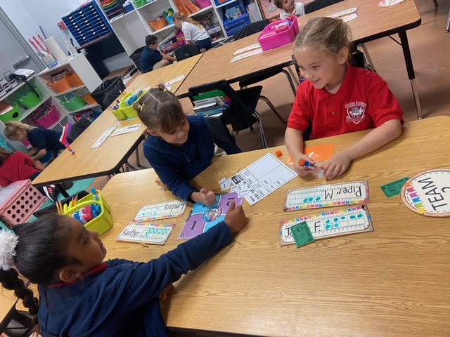 AAOTAS's tweet photo. Second grade using Rally Coach to review their phonics for the week. @KaganOnline #kagancooperativelearning #kaganmodelschool #rallycoach https://t.co/aI0qSKtmic