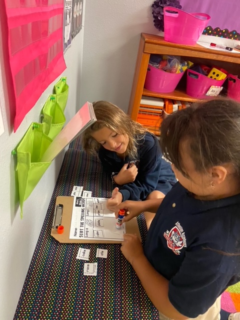 AAOTAS's tweet photo. Second grade using Rally Coach to review their phonics for the week. @KaganOnline #kagancooperativelearning #kaganmodelschool #rallycoach https://t.co/aI0qSKtmic
