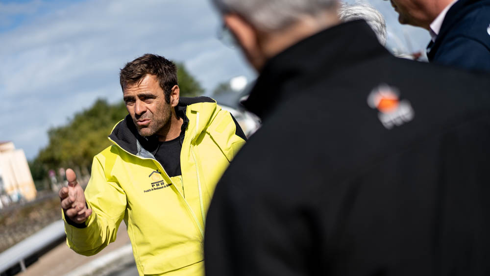 DamienGuillou_'s tweet photo. Il était un peu moins de 11 heures ce matin lorsque Damien Guillou a fait son entrée dans le chenal des Sables d’Olonne. 

🎞 Visionnez le clip récap du pit-stop de Damien : https://t.co/IPOWNvFGlw

Un nouveau départ en course est envisagé demain en fin d’après-midi

@ggr2022 https://t.co/t1ejZzOX7a