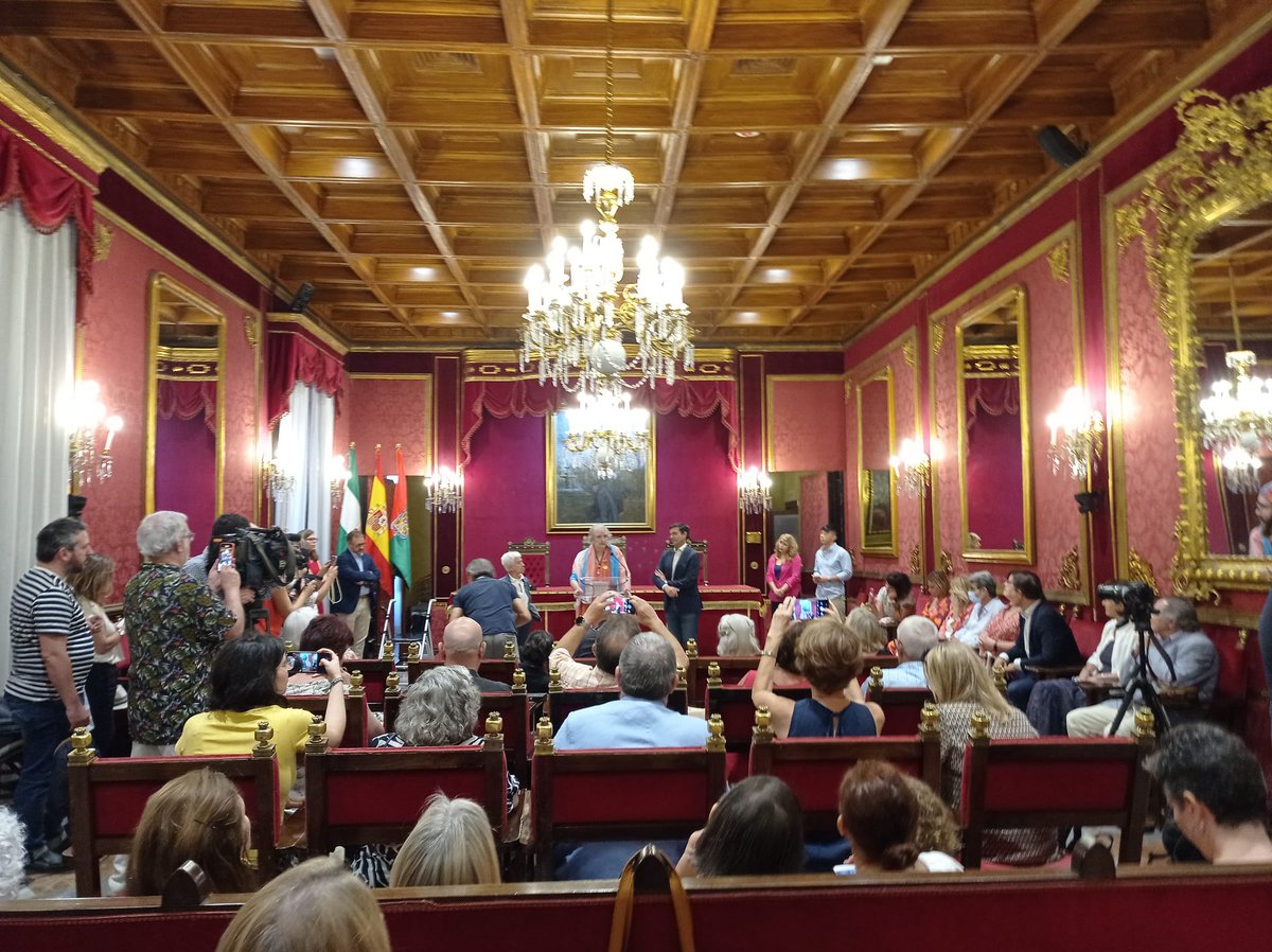 RecortesCero's tweet photo. Hoy en el @aytogr hemos acompañado a Kim Pérez que ha recibido la Medalla de Oro a la Promoción de la Igualdad del @IgualdadGob 

Con @VioletaTercedor y compañeras de @RecortesA 

Gracias a @btcpd por el calor y la fuerza https://t.co/OhFnFwRd6O