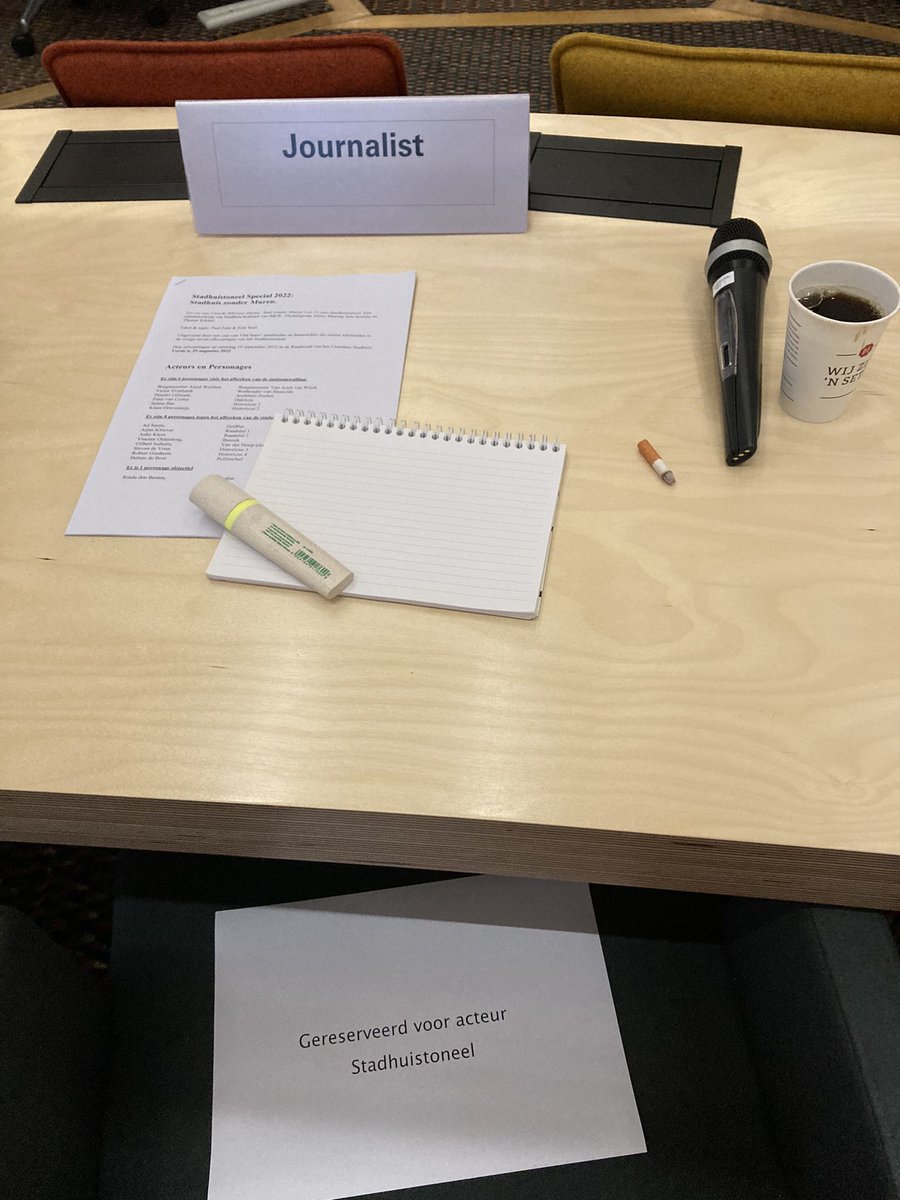 Vanavond laatste repetitie voor Stadhuistoneel. Politici spelen politici, maar dan van 200 jaar geleden, ik speel journalist. ‘Stadhuis zonder Muren’. Komt allen (gratis) kijken morgen! openmonumentendagutrecht.nl/activiteiten/s…