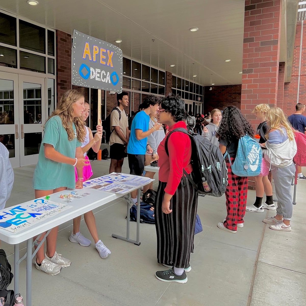 Apex_DECA's tweet photo. We met even more cougars at this years CLUB FAIR! We had so many returning and new members interested in DECA. We can’t wait to see all of you at the DECA Rally. Check out our website and instagram for more Apex DECA content. #deca #ncdeca #PEAKproud @ApexHighSchool https://t.co/ZIgB6ECL7p