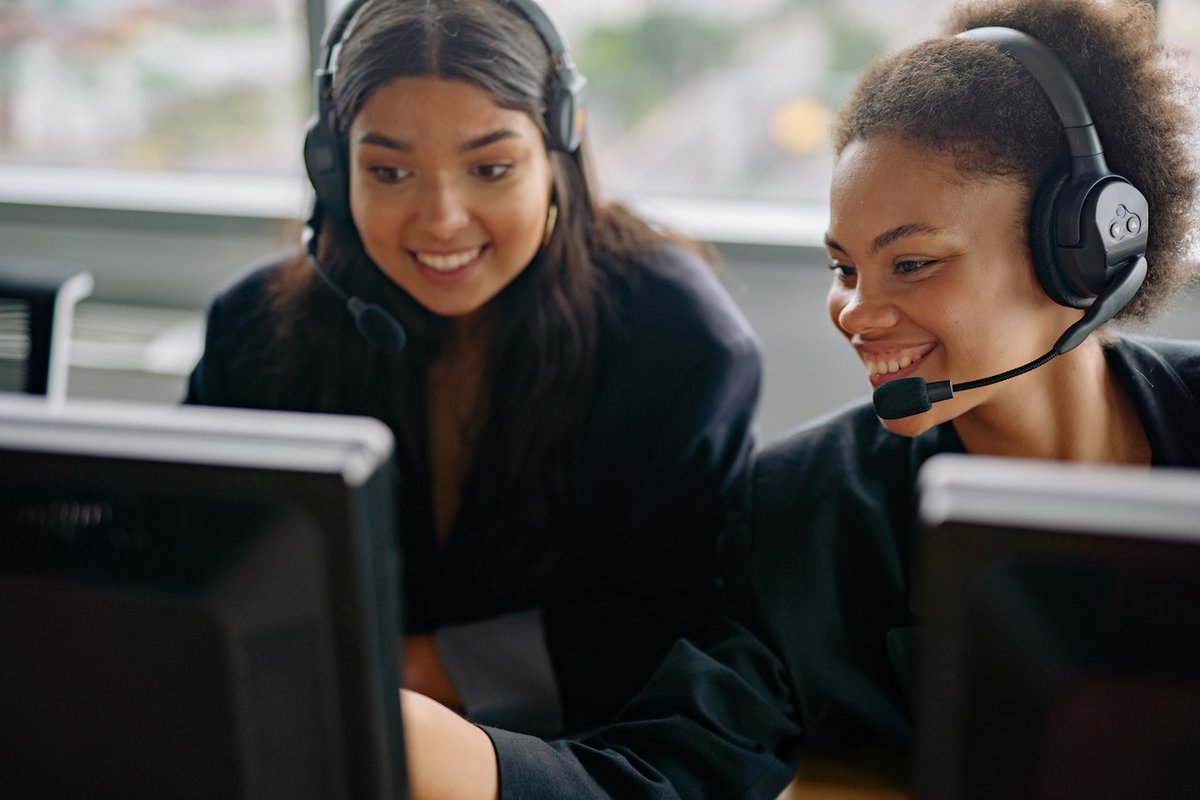 SpeedCommerce's tweet photo. The holiday peak season is right around the corner! Here are five tips to get your customer service function in tip-top shape. 
#speedcommerce #ecommerce #callcenter #contactcenter #cx #customerserivce #ecommerceorderfulfillment 
https://t.co/ICppb9YODs https://t.co/XYWHZzlK53