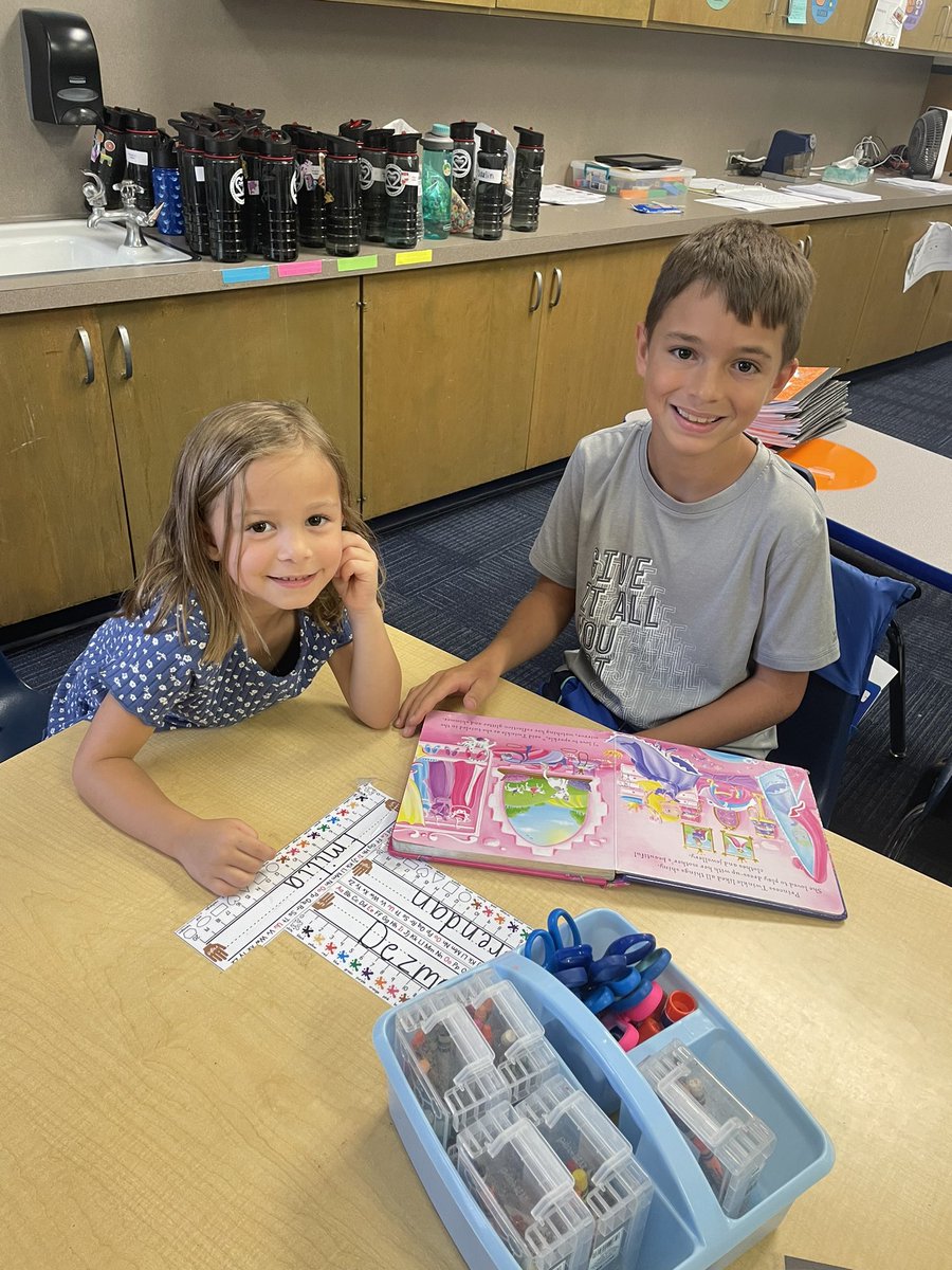 MsAitkenMPE's tweet photo. Parrot Pals! Fifth grade read to their kindergarten friends in Ms. Walker’s class today! #ParrotPride #MidwayParkElementary https://t.co/dh1Vk3mT09