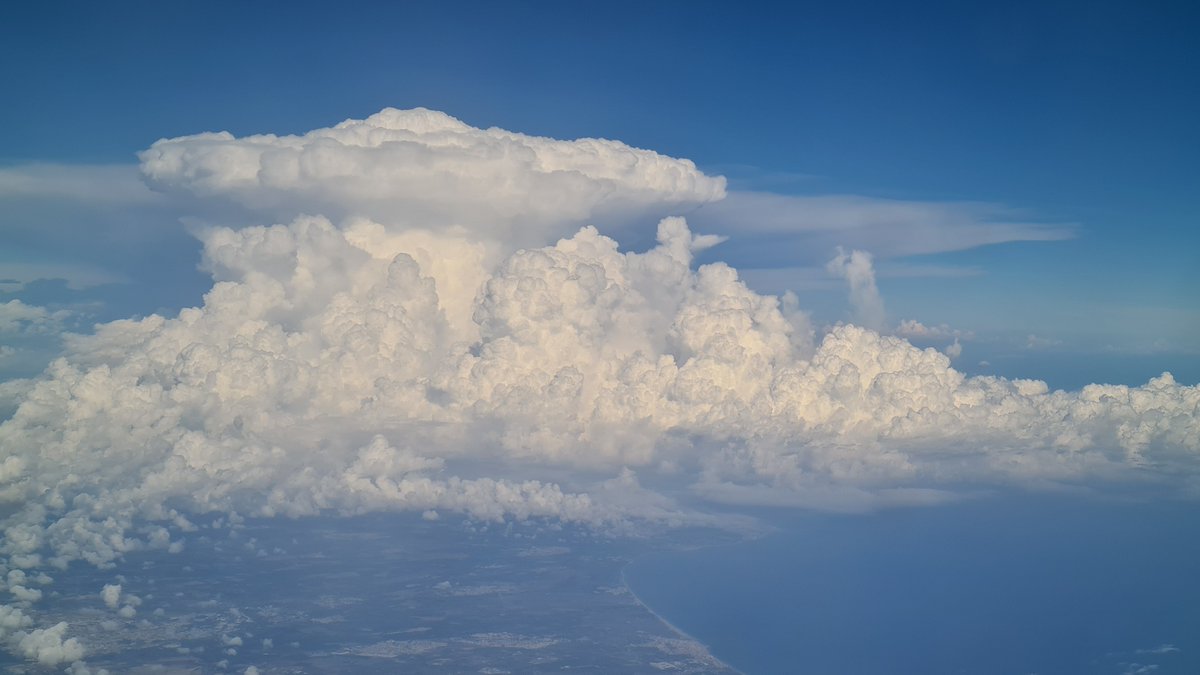 JonasDeBodt's tweet photo. Wat een imposante donderwolk (cumulonimbus), gezien vanuit het vliegtuig boven Frankrijk. #vrtweer #cb #onweer https://t.co/C4v2p2Fcum