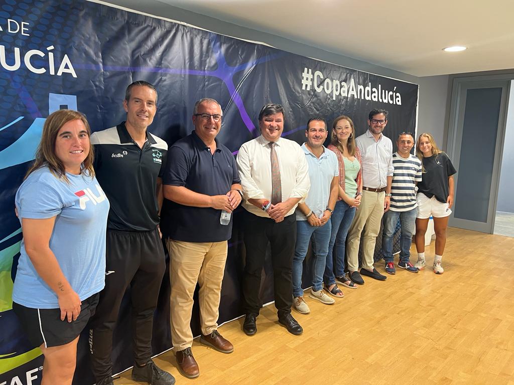 RFAF's tweet photo. 🤝 El pdte. de la @RFAF, #PabloLozano, y el pdte. de @RFAFHuelva, José Antonio Fernández, hacen entrega al Alc. de @AytoHuelva, Gabriel Cruz, y a la concejala de Deportes, María Teresa Flores, de la catalogación EXCELENTE de #Instatop al Palacio de Deportes Carolina Marín. https://t.co/sKKC9Mq0FR