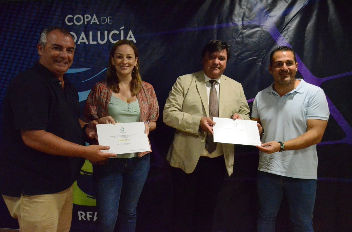 RFAF's tweet photo. 🤝 El pdte. de la @RFAF, #PabloLozano, y el pdte. de @RFAFHuelva, José Antonio Fernández, hacen entrega al Alc. de @AytoHuelva, Gabriel Cruz, y a la concejala de Deportes, María Teresa Flores, de la catalogación EXCELENTE de #Instatop al Palacio de Deportes Carolina Marín. https://t.co/sKKC9Mq0FR
