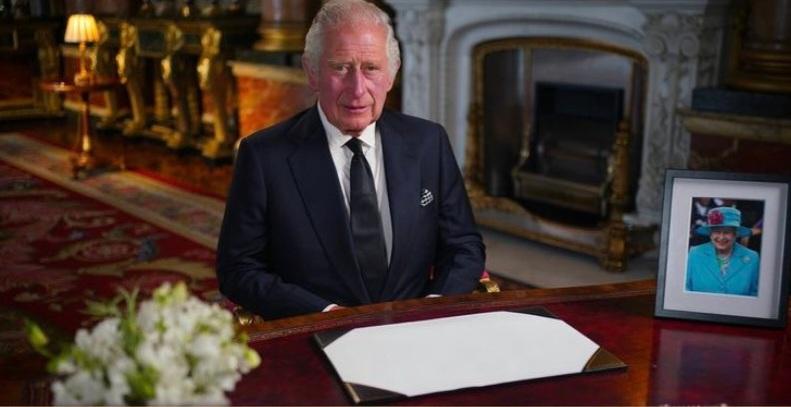 RoyalDickie's tweet photo. In an historic moving address King Charles  paid tribute to his “darling Mama” #TheQueen expressing his “loss beyond measure”. He conferred The Prince and Princess of Wales titles on William and Catherine and expressed his “love for Harry and Meghan”.
#KingCharles https://t.co/sRmS0aD6uL