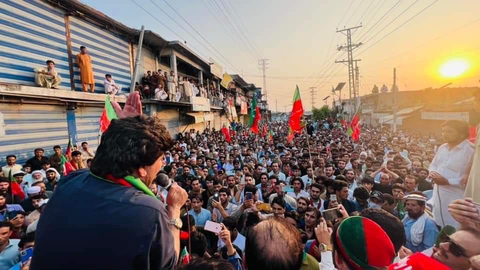 BURPTI's tweet photo. ارباب اختیار و اقتدار کو معلوم ہونا چاہیے ہر گزرتے دن ساتھ عمران خان کا ووٹ بینک مضبوط ہو رہا ہے یہ باجوڑ میں ایم این گل ظفر خان کے ایک شاٹ نوٹس پر جمع ہوا ہیں نوجوان حقیقی آزادی کے لیے عزم مصمم کیے بیٹھے ہیں مائنس عمران نا ممکن ہے
@Asad_Umar 
@MuradSaeedPTI
@IMMahmoodKhan https://t.co/SV3pjD0Kqh