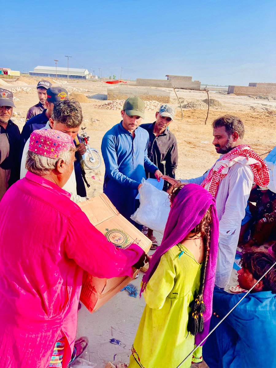 Mir73's tweet photo. Mukhtiarkar Tangwani @asifali_38 distributing relief goods at tent city #Tangwani https://t.co/p6EYwp7Uay