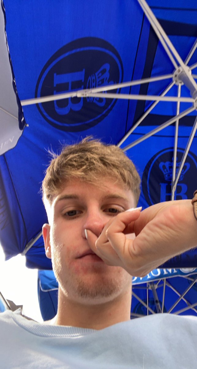 Nicht einmal bei einem genüsslichen Mittag essen werden die Finger von mir gelassen😘 Scheiss egal morgen kicken wir gegen den <a href="/FcMoelliny/">FcMoelliny</a> gegen <a href="/jmairboeck/">Joachim Mairböck</a> das wird heiss und irr kommt vorbei💪#QueenElizabethII #MariosMadness #mirror #dasperfektedinner #Hitzesudern