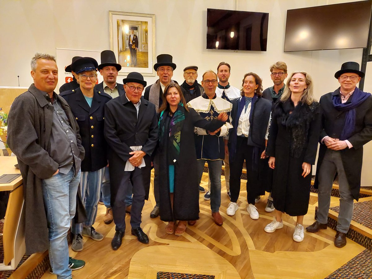 Steven de Vries (@stevendev) on Twitter photo Komt dat zien, morgenmiddag! Het Stadhuistoneel van de <a href="/GemeenteUtrecht/">Gemeente Utrecht</a> met o.a. de all-stars <a href="/GilbertIsabella/">Gilbert Isabella</a>, @HeleBoer, <a href="/RindadB/">Rinda den Besten</a>, <a href="/AnkeKlein/">Anke Klein</a>, @ArjanKleuver, <a href="/digilis/">Dimitri Gilissen</a>, Aleid Wolfsen en ikzelf.
openmonumentendagutrecht.nl/activiteiten/s… Komt dat zien, morgenmiddag! Het Stadhuistoneel van de <a href="/GemeenteUtrecht/">Gemeente Utrecht</a> met o.a. de all-stars <a href="/GilbertIsabella/">Gilbert Isabella</a>, @HeleBoer, <a href="/RindadB/">Rinda den Besten</a>, <a href="/AnkeKlein/">Anke Klein</a>, @ArjanKleuver, <a href="/digilis/">Dimitri Gilissen</a>, Aleid Wolfsen en ikzelf.
openmonumentendagutrecht.nl/activiteiten/s…