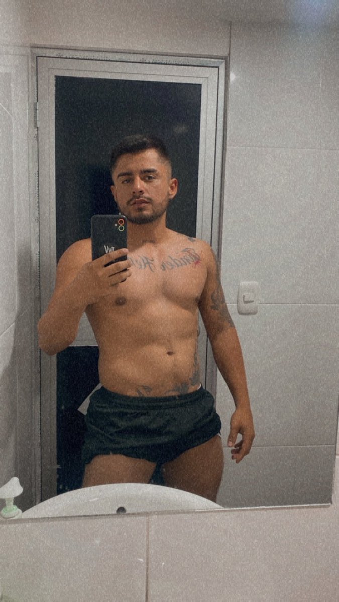 Sneiderx1's tweet photo. Que ca… que calor, cómo te explico 🍕☀️😈 #Boyfriends #Colombianos #gymshower #medelin https://t.co/c6OBUriC1G
