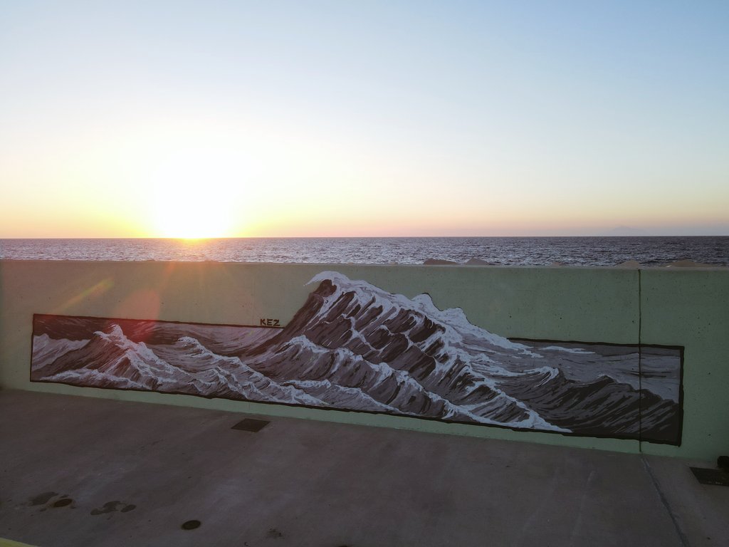Ganbatte!
The art of moving forward..

That was my last piece for the summer!
#ganbatte #streetart #graffiti #wave #mural #kez #kez3000 #Greece #ganbare #muralfestival #island #AegeanSea #Artists #NFTartist #streetartist #surf
