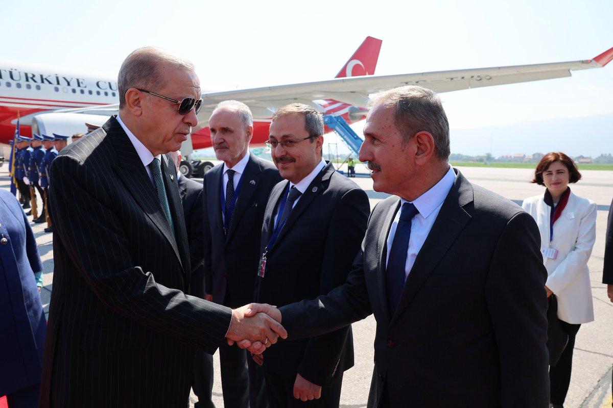 uidbosna's tweet photo. Bosna Hersek'e ziyaret gerçekleştiren Sn. Cumhurbaşkanımızı Saraybosna'da teşkilat olarak büyük bir mutlulukla karşıladık. Sn. Cumhurbaşkanımızın bizlere ayrıca vakit ayırıp, çalışmalar hakkında bilgi aldı. 

Bosna Hersek sizleri seviyor. @RTErdogan https://t.co/Mrnt3Bf8mI