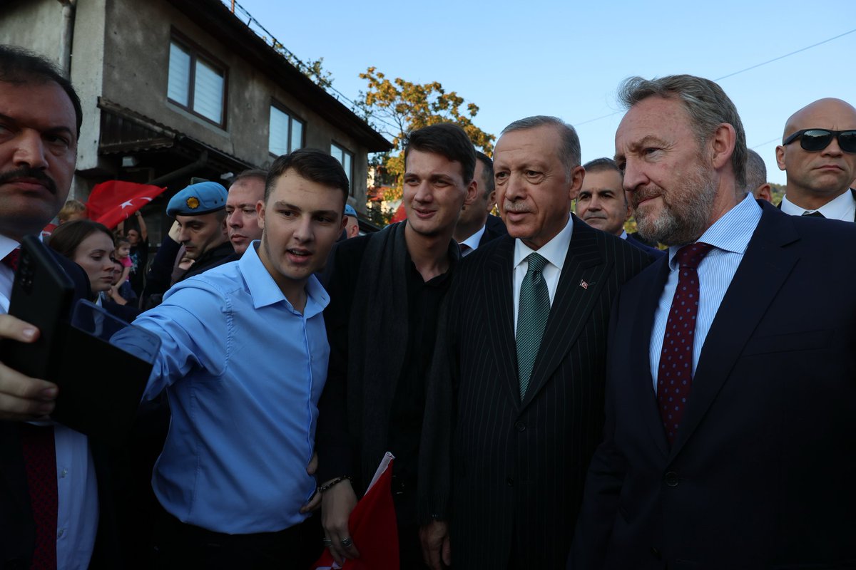 UID Bosna Hersek (@uidbosna) on Twitter photo Bosna Hersek'e ziyaret gerçekleştiren Sn. Cumhurbaşkanımızı Saraybosna'da teşkilat olarak büyük bir mutlulukla karşıladık. Sn. Cumhurbaşkanımızın bizlere ayrıca vakit ayırıp, çalışmalar hakkında bilgi aldı.
Bosna Hersek sizleri seviyor. <a href="/RTErdogan/">Recep Tayyip Erdoğan</a> Bosna Hersek'e ziyaret gerçekleştiren Sn. Cumhurbaşkanımızı Saraybosna'da teşkilat olarak büyük bir mutlulukla karşıladık. Sn. Cumhurbaşkanımızın bizlere ayrıca vakit ayırıp, çalışmalar hakkında bilgi aldı.
Bosna Hersek sizleri seviyor. <a href="/RTErdogan/">Recep Tayyip Erdoğan</a>