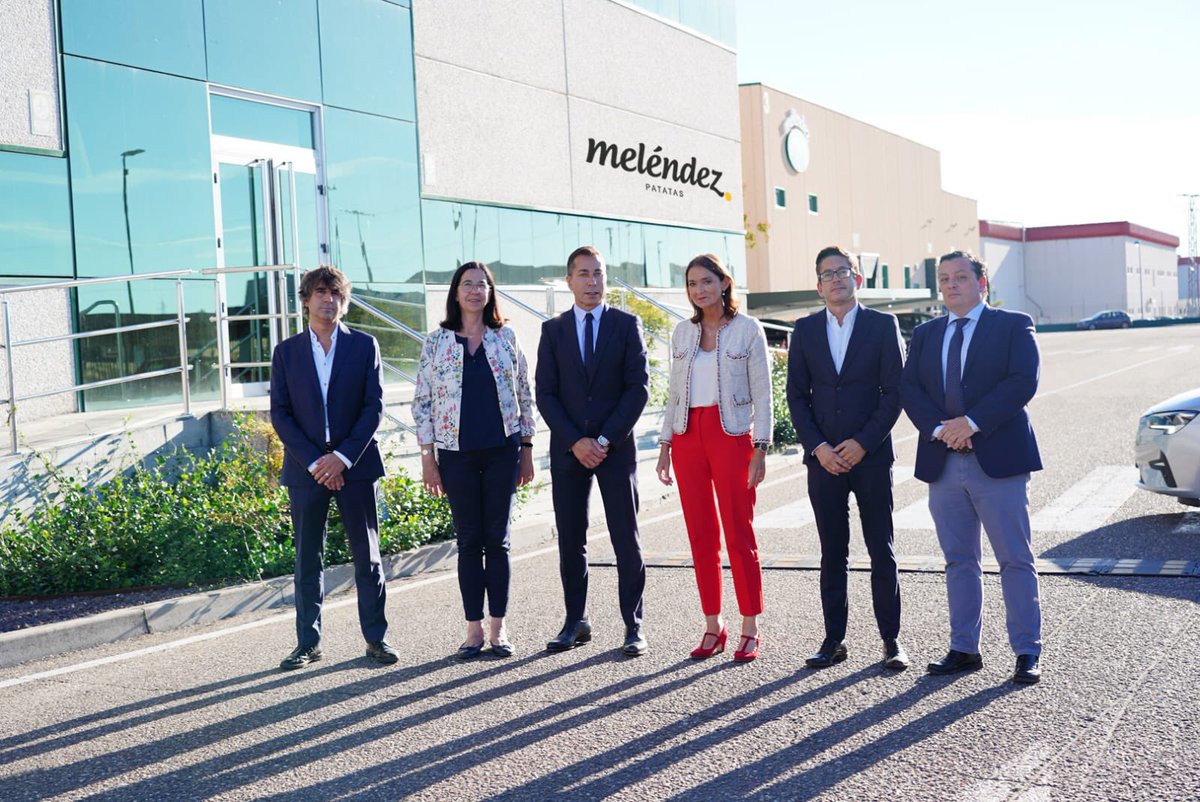 minturgob's tweet photo. La ministra @MarotoReyes finaliza su jornada en Castilla y León con una visita a las instalaciones de la nueva planta de producción que inaugurará @MelendezPatatas a finales de año. https://t.co/OI39RipVka