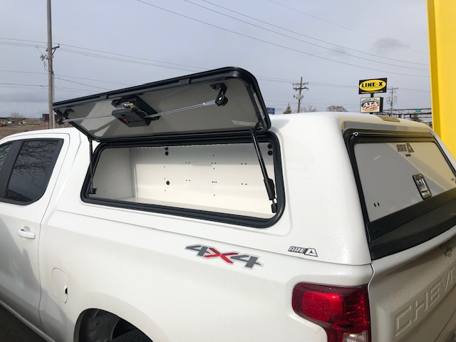 AmericanTopper's tweet photo. How about this Silverado 1500 equipped with an A.R.E. CX topper featuring aluminum side panels with rear door and side toolboxes. Add in Decked storage drawers with a mounted Cargoglide sliding tray.

Never lose a tool again. 

#cargoglide #silverado #decked #trucklife https://t.co/81DkZC57Hp