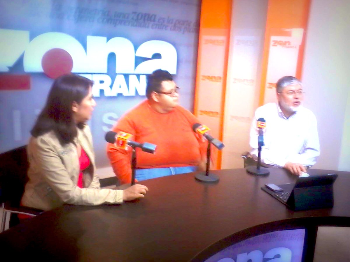 Espejoscopio's tweet photo. Hace unos cuantos años cuando cantaba lo cubano 🇨🇺, me entrevistaron para el programa de @ZonaFrancaMX en la ciudad de #León #Gto Los periodistas Kennia Velázquez y Arnoldo Cuellar. Conté cómo es que llegó una orquesta cubana a mi pueblo natal #Penjamo
@KenniaV
@arnoldocuellaro https://t.co/oxROouInoO