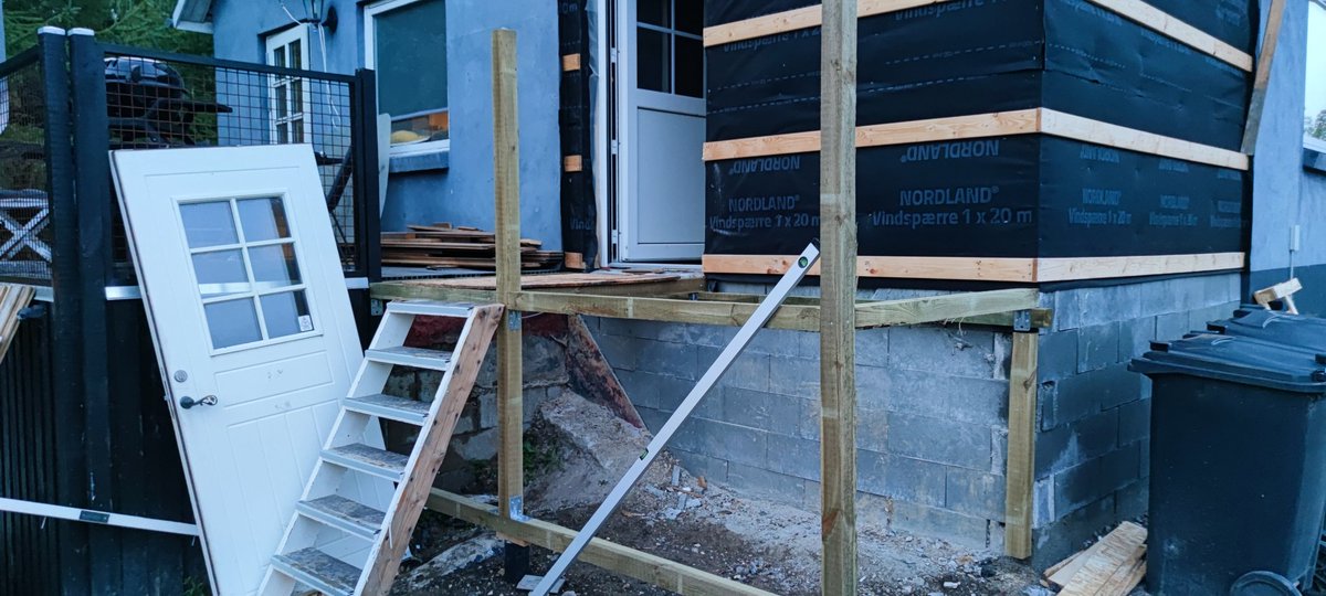 Not fully done yet, but we are getting there. Soon we can change that staircase out, and make a wonderful entrence ☺️