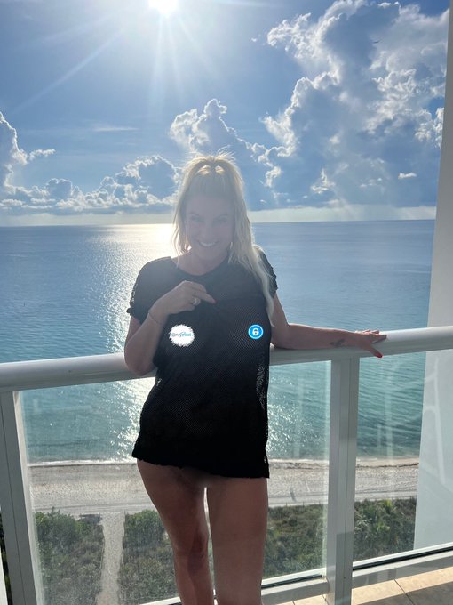 Happy Friday !!💋😌 Don&rsquo;t forget to check out my VIP for only $5!  https://t.co/hUmDQa5p8q https://t.c<a href="/tag/onlyfans"class="tags"><span>#onlyfans</span></a>