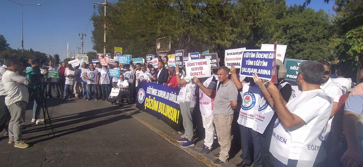 ebsdiyarbakir1's tweet photo. Öğretmenlik meslek kanununun kapsamı genişletilmeli,uzman, Başöğretmenlik sınavları iptal edilmelidir
5 ve 6. Dönem Toplu sözleşmelerde masaya taşıdığımız teklif uyarınca,8 yılını dolduran öğretmenlere uzman öğretmen,12 yılını tamamlayanlara da Başöğretmen unvanı verilmelidir. https://t.co/VlfOcWGiHF