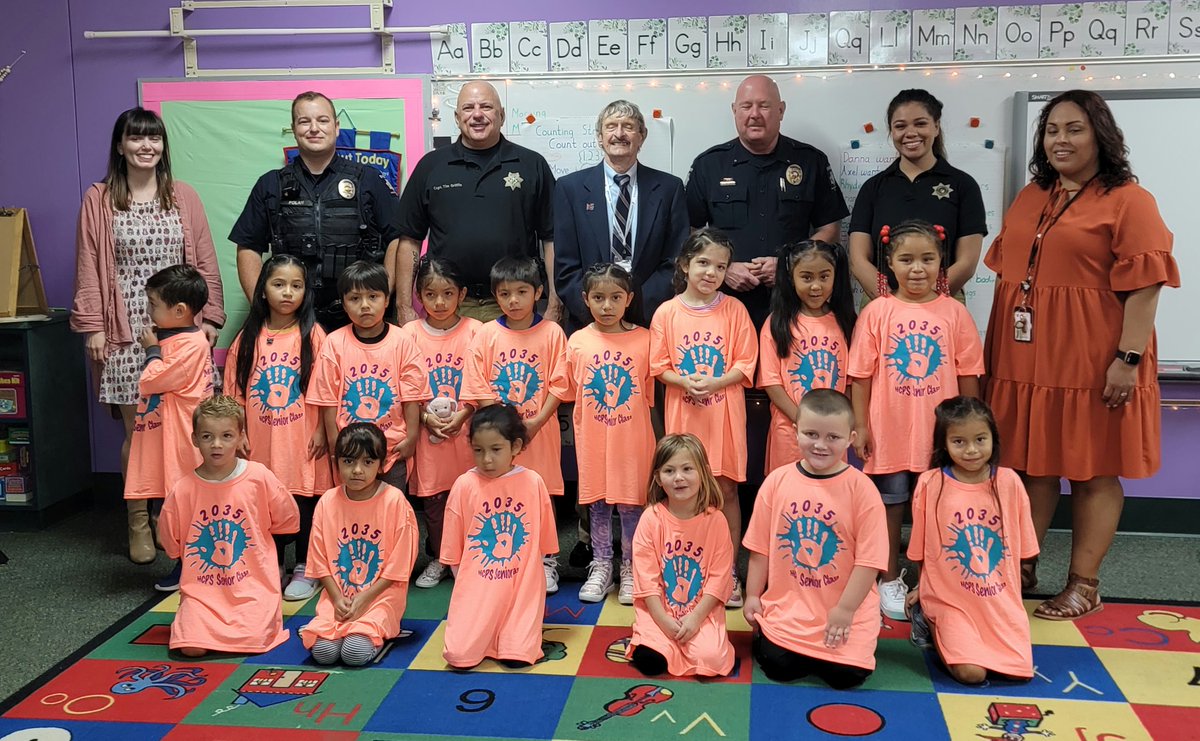 Wildcats_Prin's tweet photo. Dana would like to thank Sheriff Griffin, his staff members: Tim, Johnny, Stephanie and SRO Folen and School Board Member Mr. Bridges for celebrating our Kindergarten class of 2022. They helped distribute the class of 2035 t-shirts! Go Grads-13 years! #danaleads22 #HCPSNC https://t.co/tGAUYVwSK4
