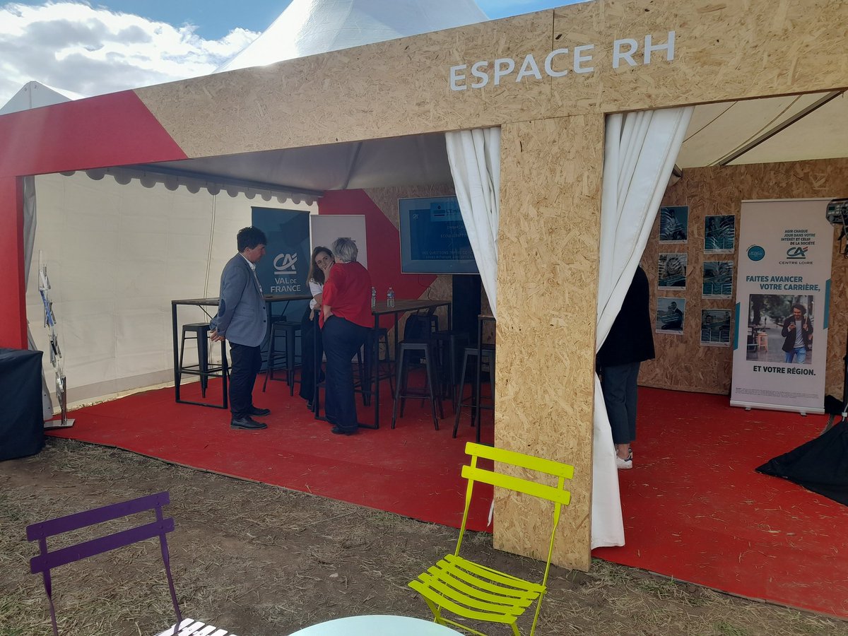 vcoppensmenager's tweet photo. En attendant la table ronde présidentielle, l'occasion pour moi d'aller à la rencontre des entreprises pour échanger et présenter nos dispositifs pour faciliter les recrutements : actions #TousMobilisés, immersions pro...
@CreditAgricole @CA_Centre_Loire https://t.co/gI6hfJyxtL