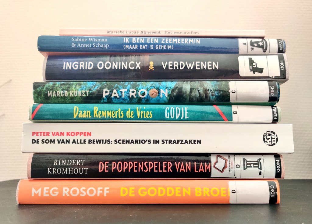 Gelezen in augustus. Heerlijk, zomervakantie. De komende maanden red ik zo'n stapel denk ik niet.