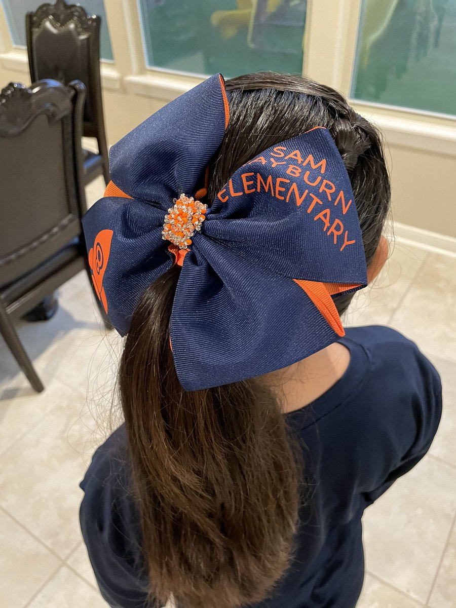 GabyBarron14's tweet photo. Andamos con actitud de Viernes 🥳. Con playera de Rayburn y moño hecho por mamá. @Rockets120 @McAllenISD #schoolspirit #custombows 🧡💙 If anyone is interested, I have more bows available 💙🧡 https://t.co/dmdEJOXI8m