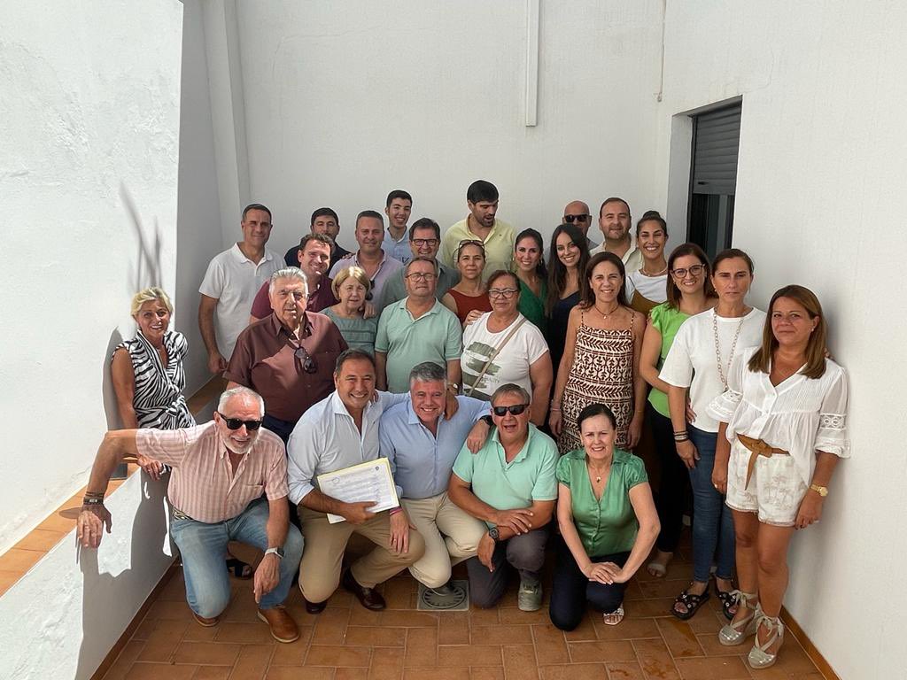 RicardoS2019's tweet photo. En mi pueblo nació todo cuando decidí presentarme a la alcaldía de #MairenaDelAlcor. Hoy vivo un momento de gran emoción al recibir de mis compañeros maireneros sus avales para mi candidatura a la presidencia del @PPdeSevilla
Mi padre, siempre presente en nuestra sede, es mi guía https://t.co/zOtuGITSeA