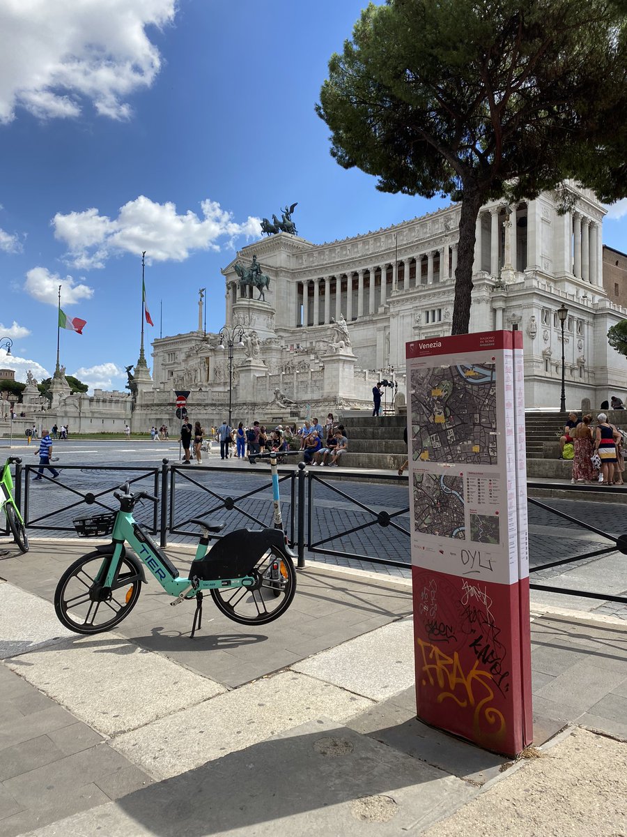 centochilometri's tweet photo. Tra adesivi e tag le mappe resistono (piu o meno) anzi pare proprio ci sia del rispetto :) @100kmStudio https://t.co/HouXdzyuYF