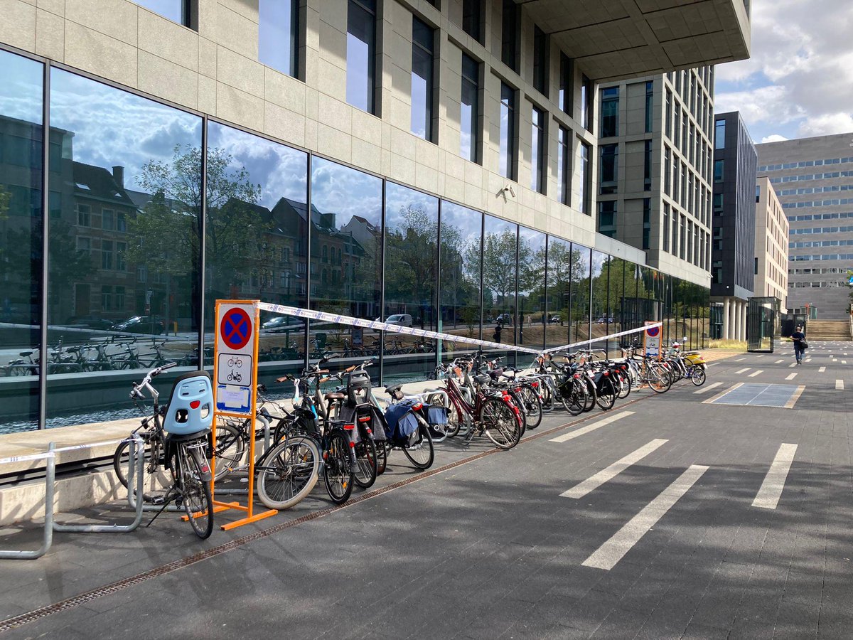 Op 16 september worden de fietsen in de tijdelijke fietsenstallingen voor het Stadskantoor in #Leuven geruimd, waarna de stallingen verwijderd kunnen worden. Stal je fiets hier dus niet meer na 15 september.
Staat je fiets hier nog gestald? Haal hem dan tijdig weg.