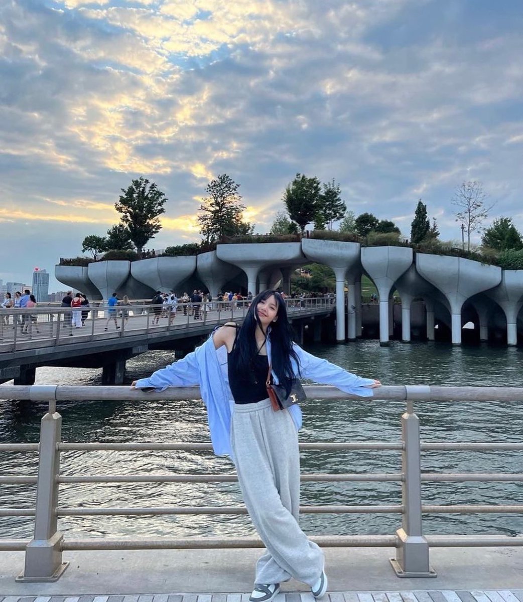 LiliesHome_'s tweet photo. Congradulations Lisa. Happy Anniversary. We are so proud of you and Thank you for working hard 

ONE YEAR OF LALISA
#LALISA1stAnniversary
#LISA #MONEY https://t.co/g7IJjsWRoK
