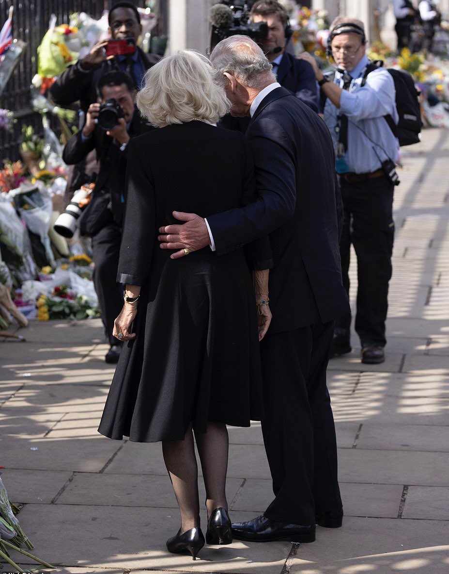 A powerful photo of Charles and Camilla outside the Buckingham Palace gates👑