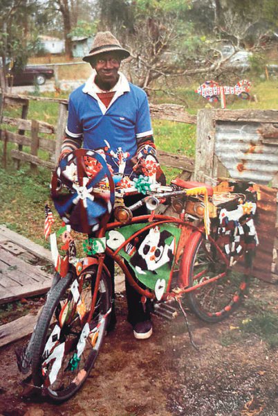 RawVisionMag's tweet photo. Explore some great #yardshows in the US #DeepSouth in Raw Vision 111.
Image: Butler and his bicycle in 1982, photo: Richard Gasperi
#outsiderart #selftaughtart #artenvironment #yardart #yardshow
https://t.co/BAUtKmLJBx https://t.co/JyGS2YZOh0